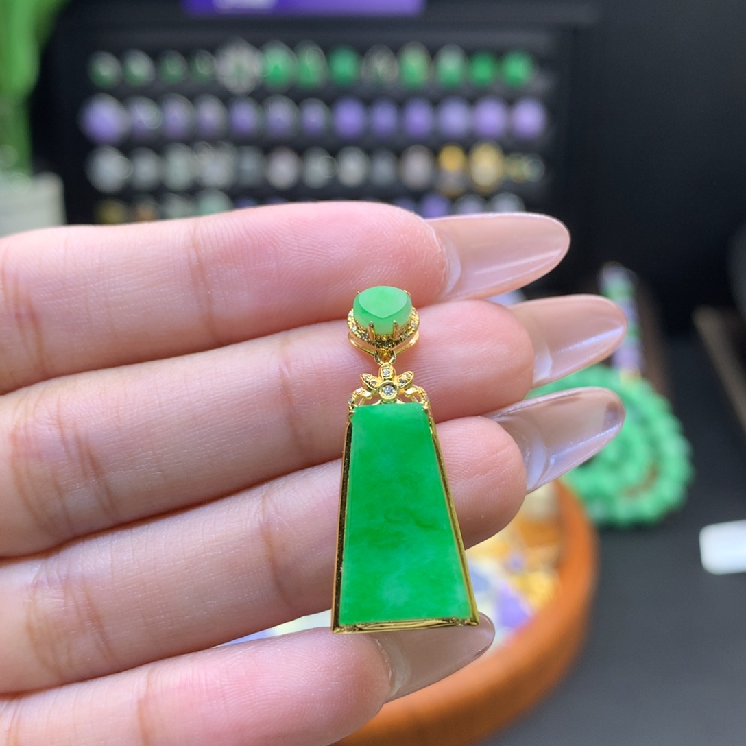 翡翠18K金镶嵌颈饰