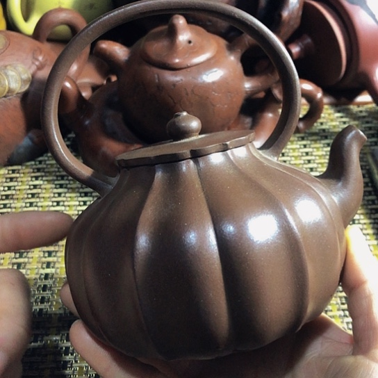 紫砂茶壶圆光泥料手工制作的紫砂壶。