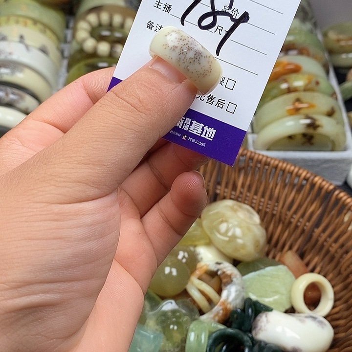 蛇纹石玉未镶嵌戒指俏*?