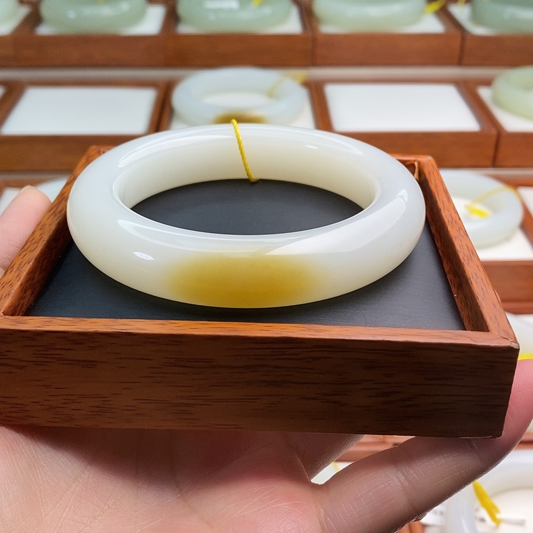 和田玉（糖玉）手镯未镶嵌