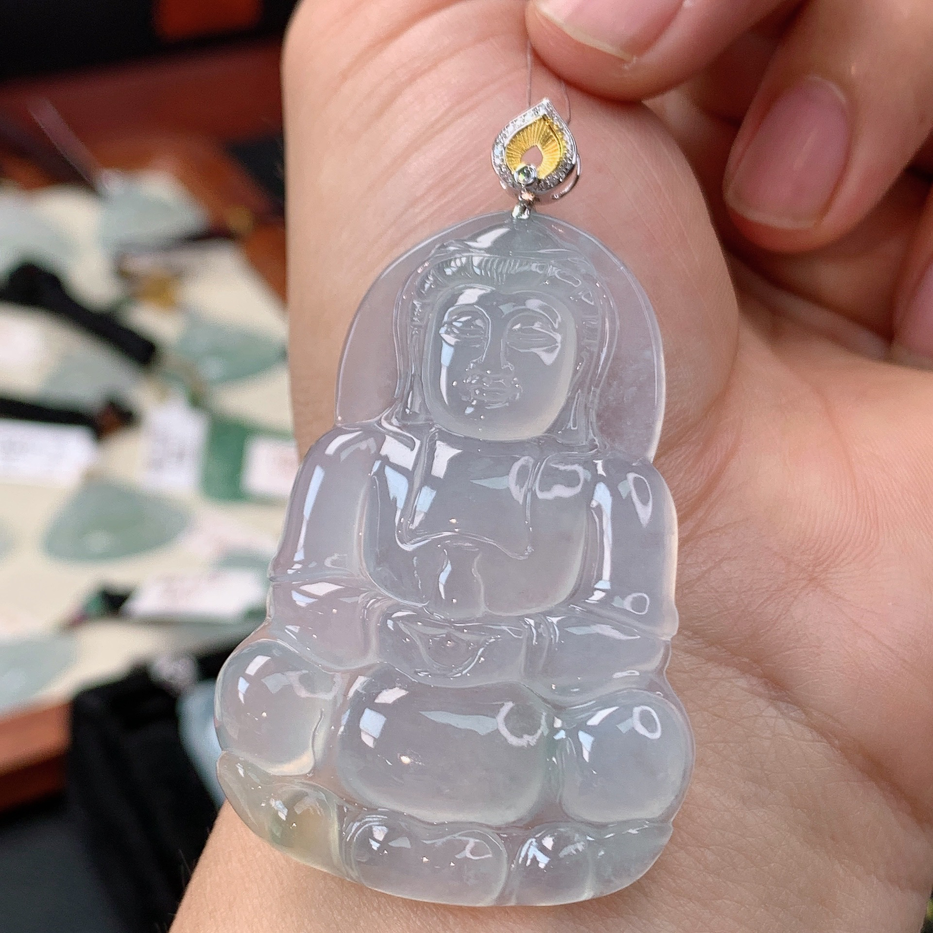 缅甸天然A货翡翠冰种观音吊坠52.1×36.4×6.1mm