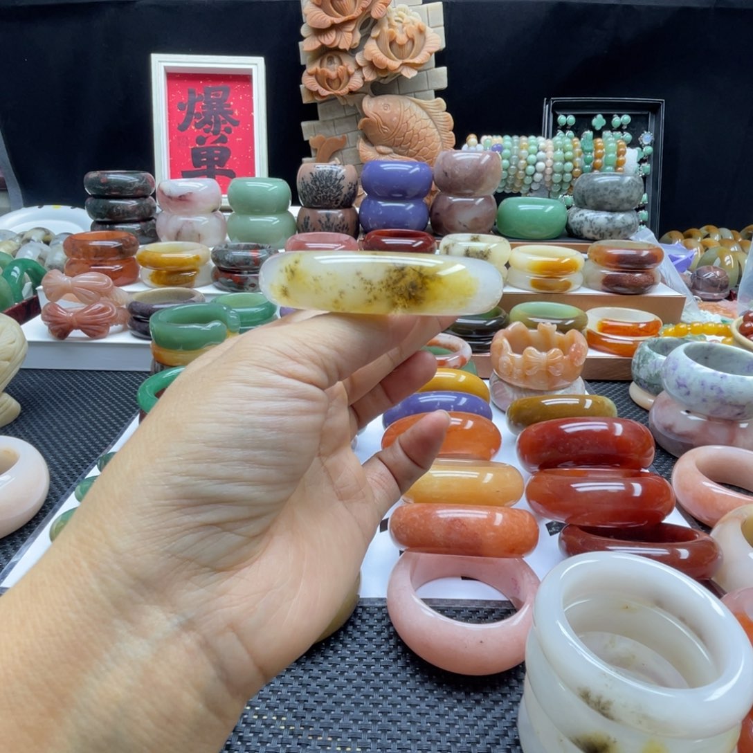 S***韩石英岩玉未镶嵌手镯