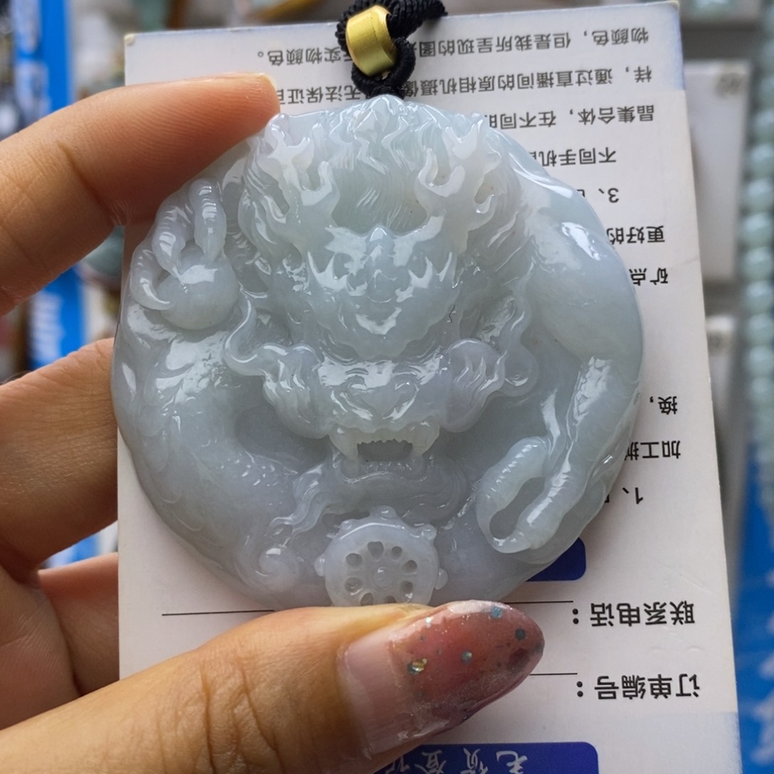 翡翠未镶嵌颈饰龙