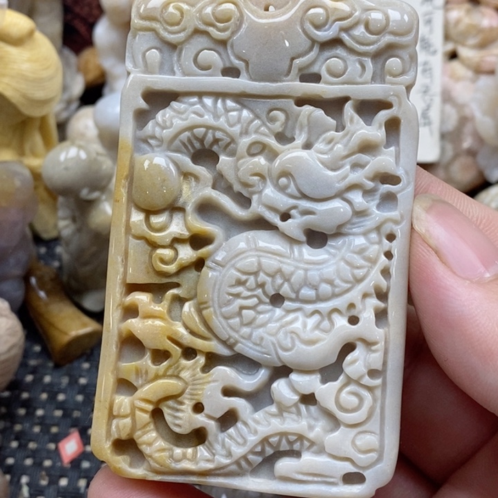 颈饰未镶嵌硅化珊瑚（珊瑚玉）