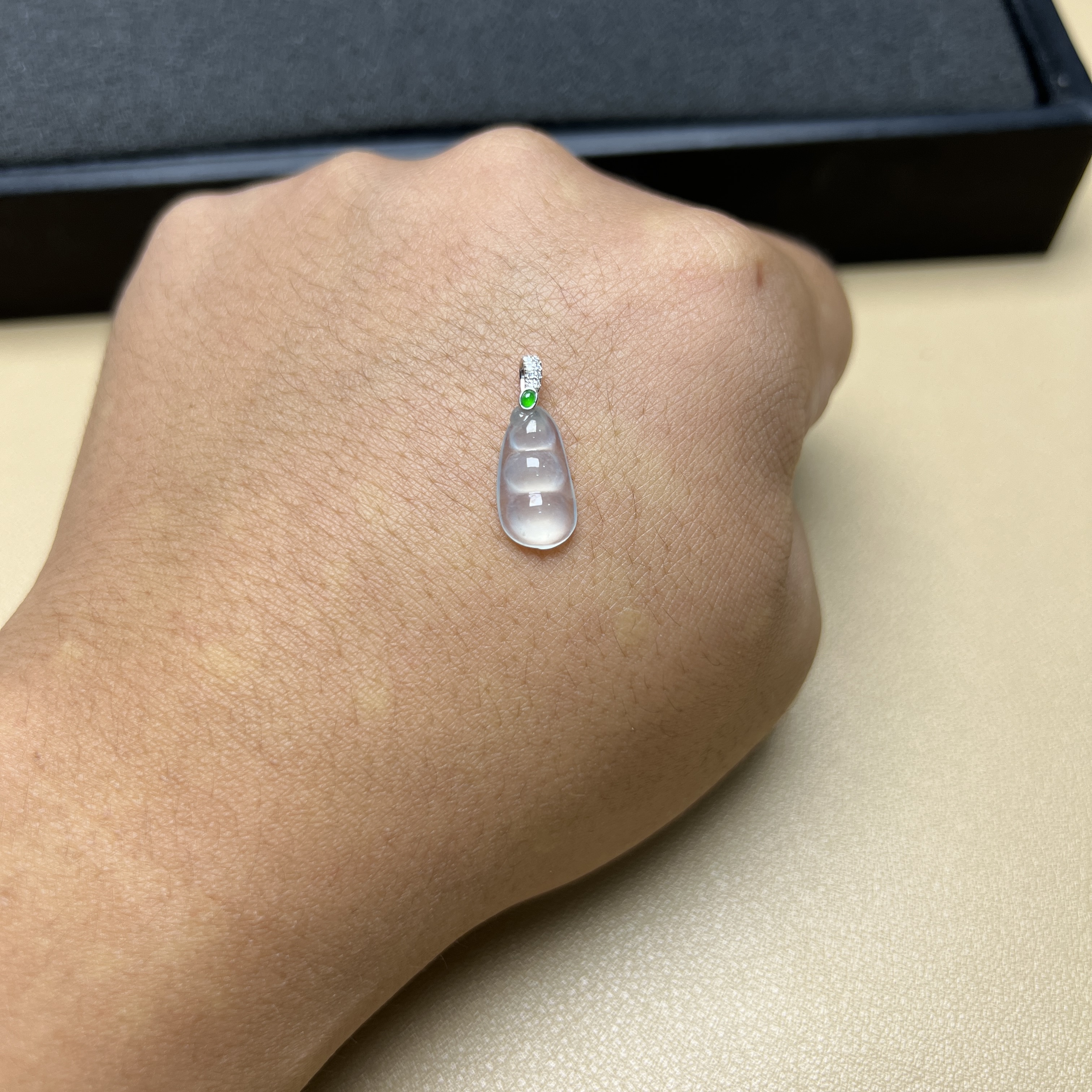 翡翠豆子吊坠高冰种光感好轻奢18K金生生不息好运女士高贵