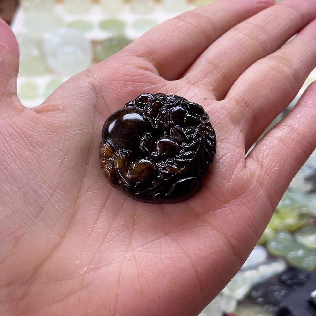蛇纹石玉颈饰未镶嵌貔貅