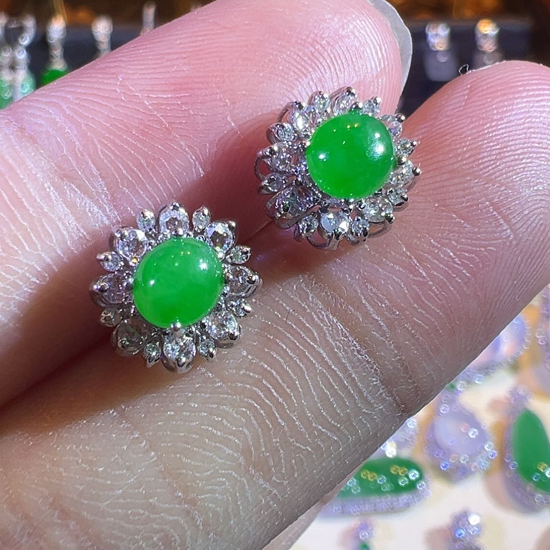 翡翠耳饰18K金镶嵌高冰满色蛋面耳钉