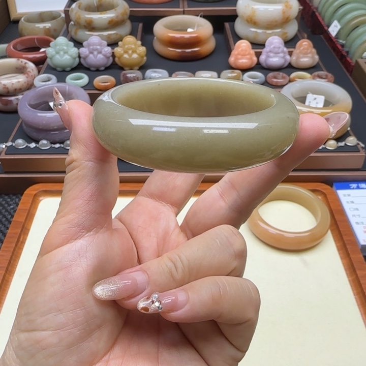 石英岩玉未镶嵌手镯55.6