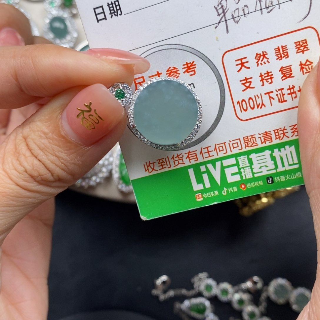 翡翠颈饰未镶嵌翡翠