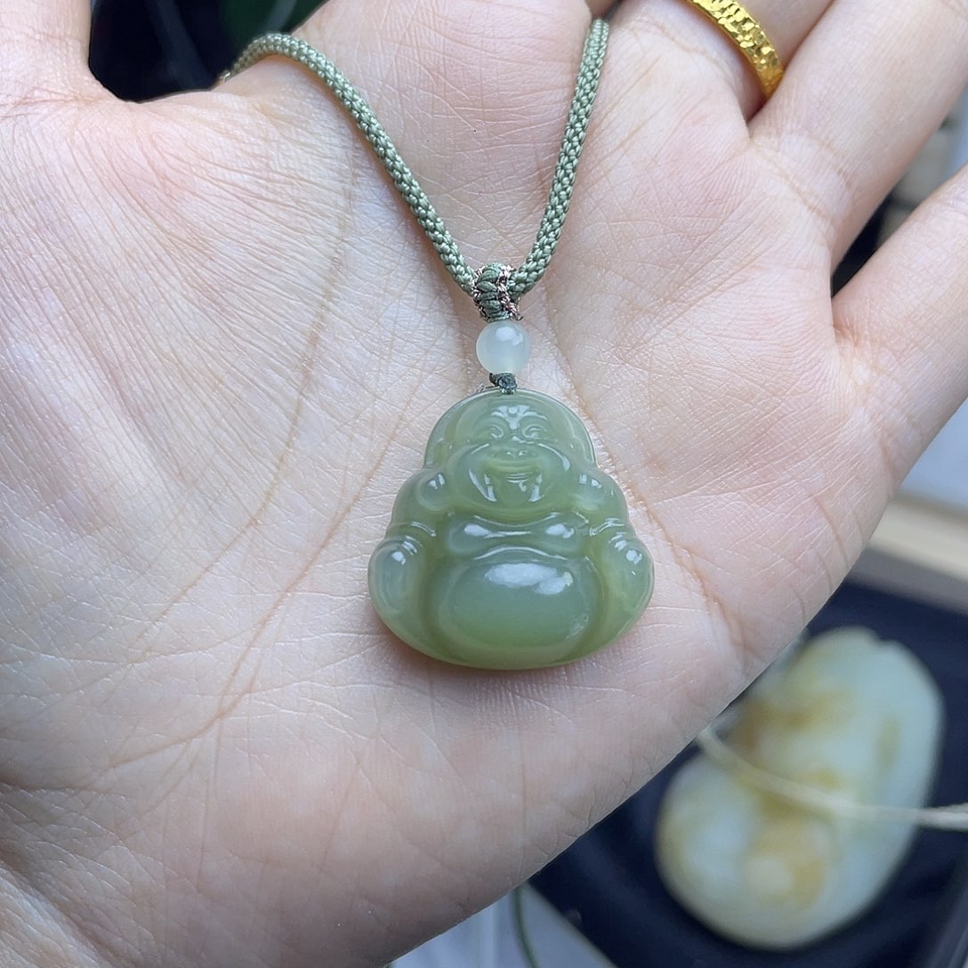 真***成和田玉未镶嵌颈饰