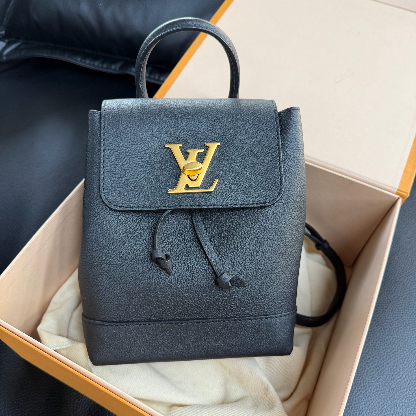95新 LouisVuitton/路易威登 捐金沉珠/lockme黑色小双肩