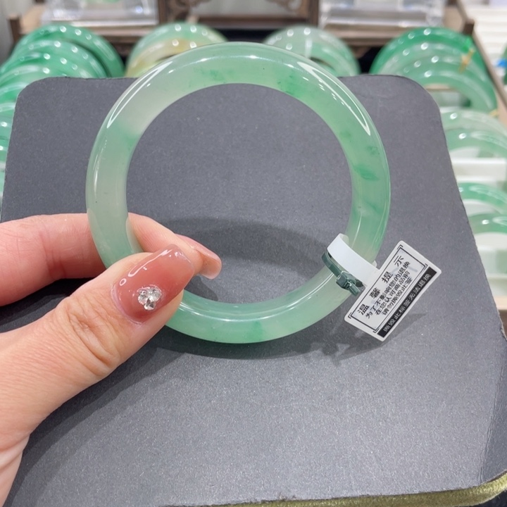 未镶嵌手镯石英质玉