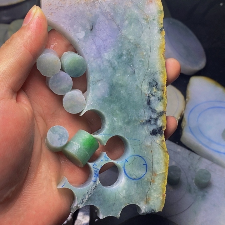 定制翡翠未镶嵌边料挂件料