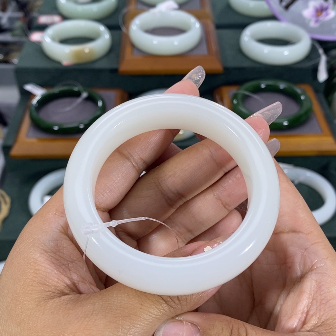 和田玉手镯未镶嵌