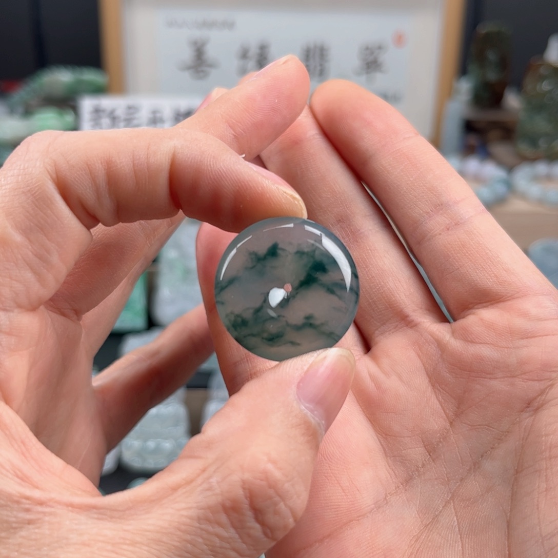 翡翠颈饰未镶嵌平安扣