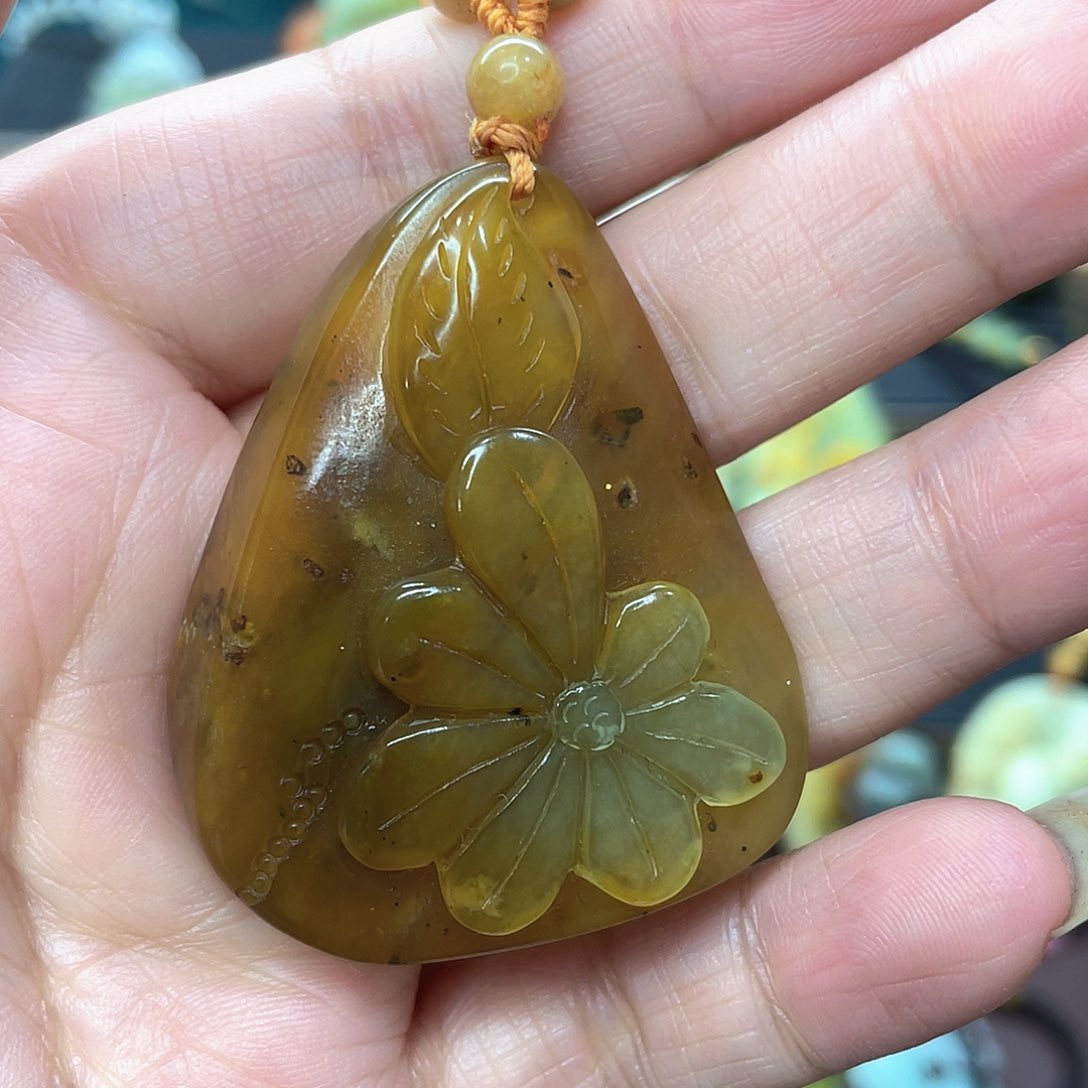 蛇纹石玉颈饰未镶嵌