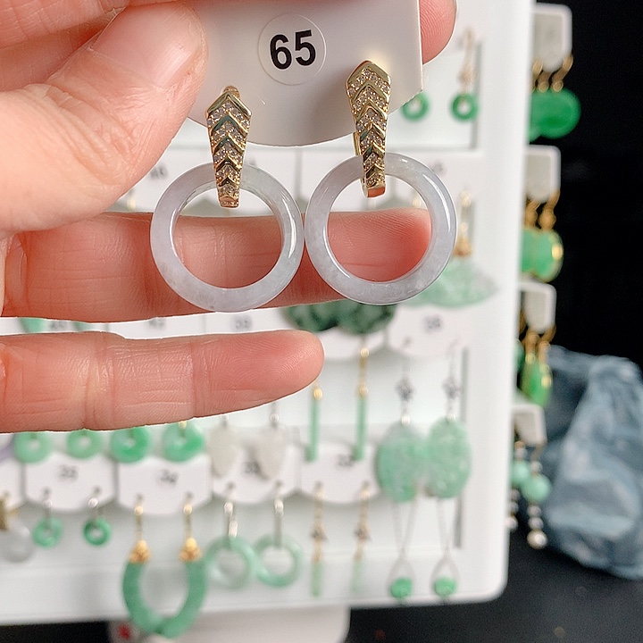 翡翠耳饰未镶嵌翡翠