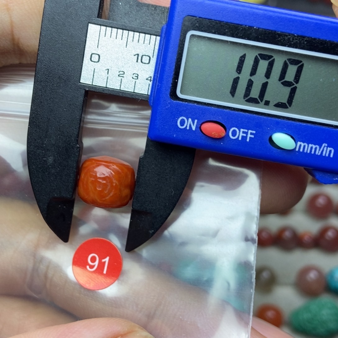 南红玛瑙未镶嵌有瑕疵