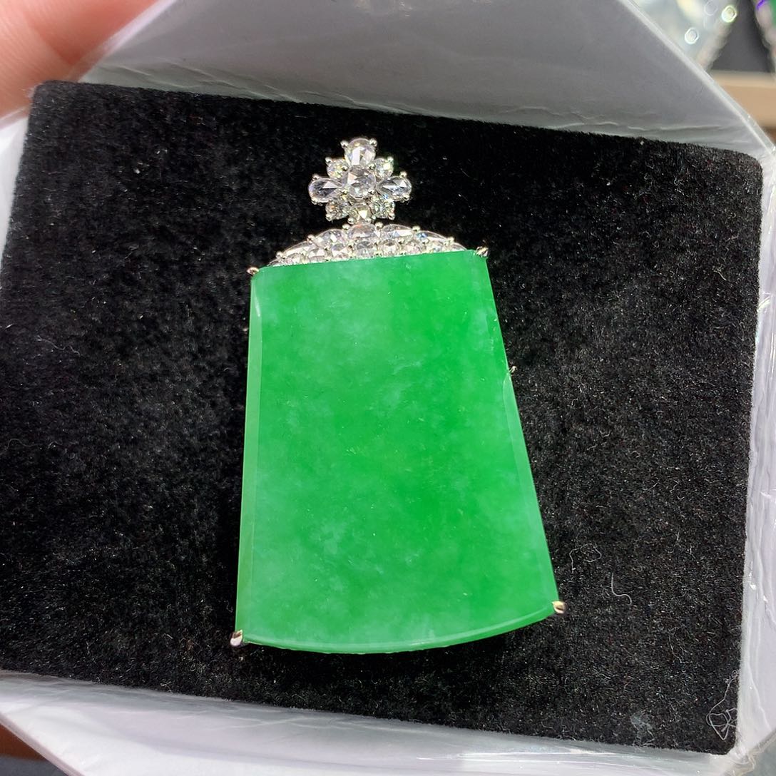 翡翠吊坠(赠链)18K金镶嵌
