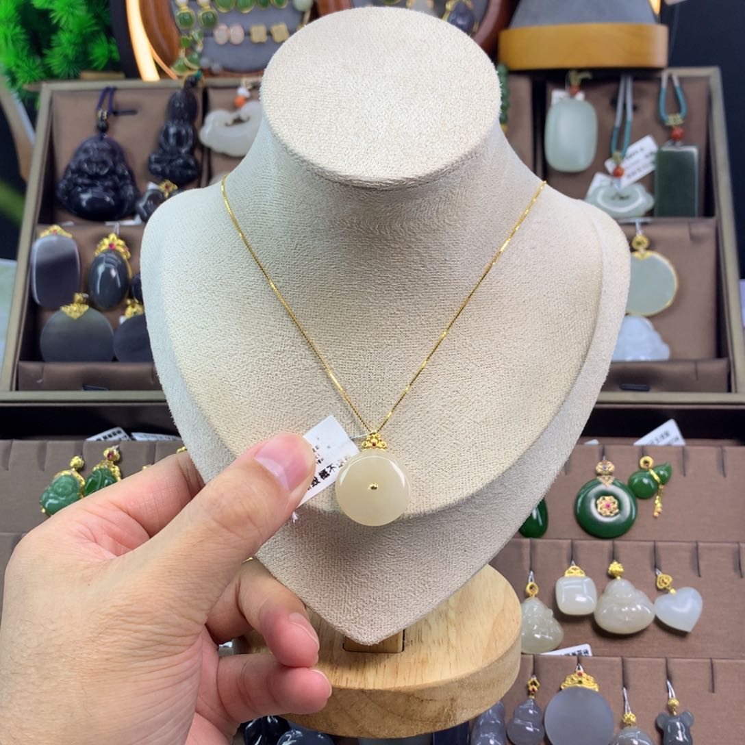 和田玉吊坠18K金镶嵌