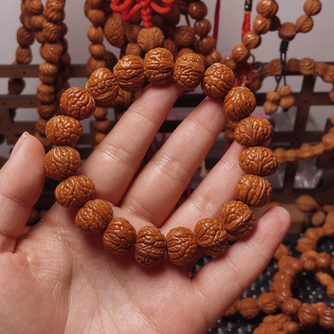 潘***h木质类龙纹桃枭手串