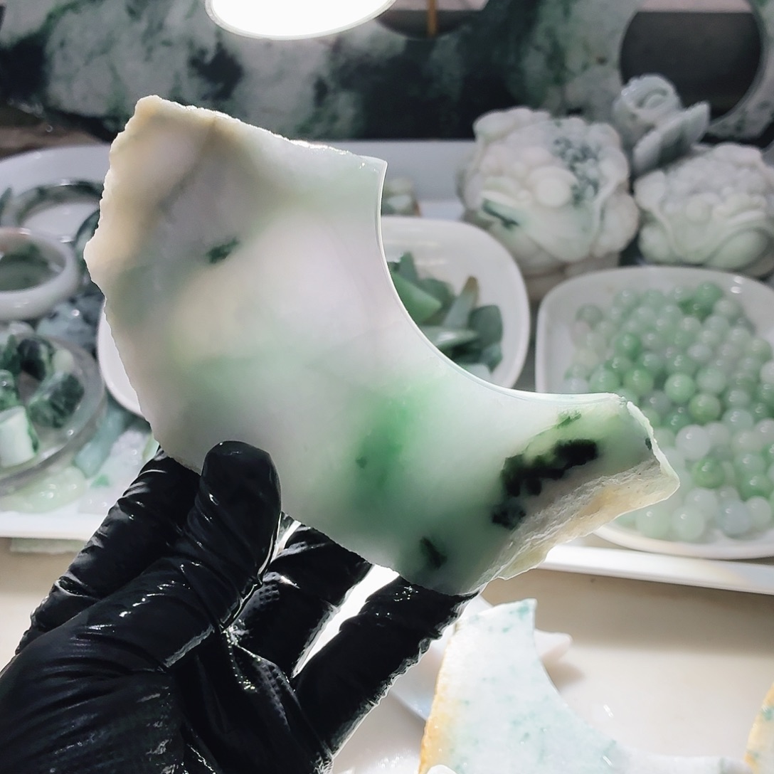 翡翠未镶嵌颈饰边角料