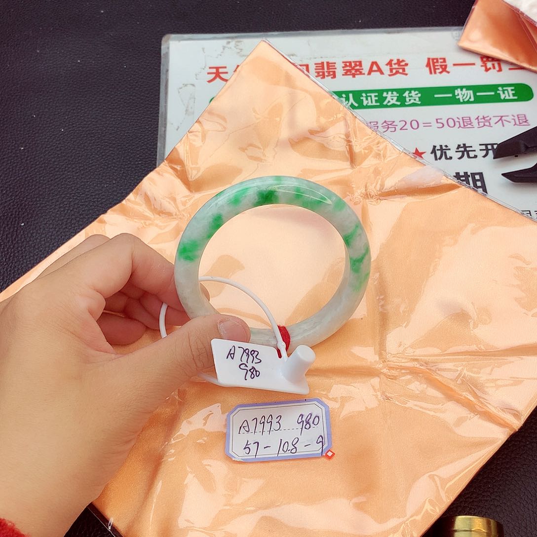 翡翠手镯未镶嵌翡翠