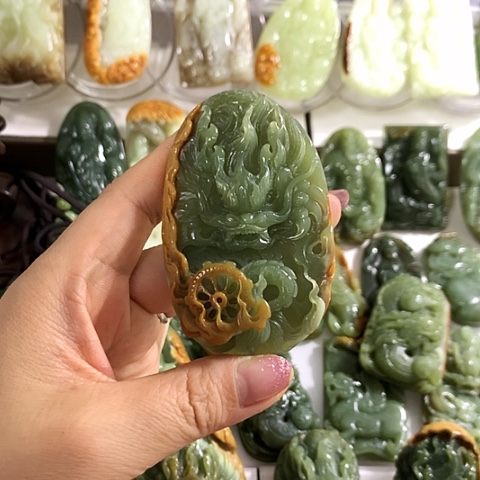 岫岩河磨玉（透闪石质玉）吊坠未镶嵌有绺裂，不退不换
