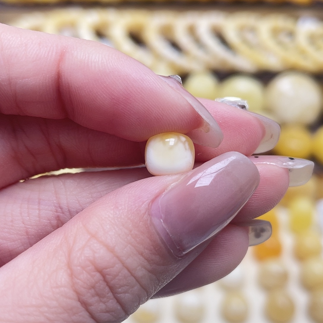 琥珀未镶嵌裸石8.4*7.4mm老型瑕