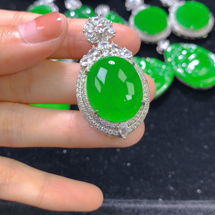 s***a翡翠银S925镶嵌颈饰一个