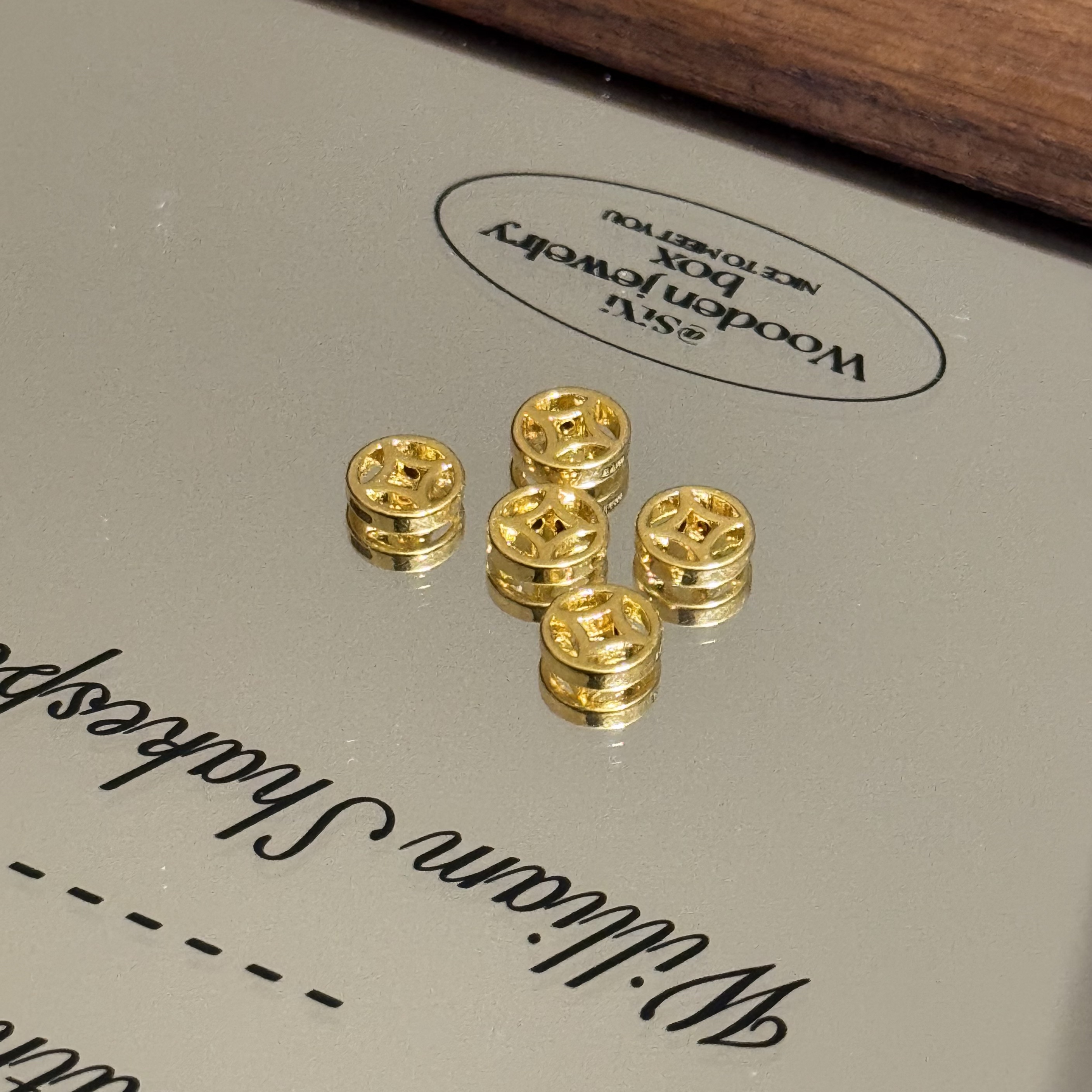 贝贝黄金 足金999 五个钱币 光面 素金 中穿 5D工艺 5158