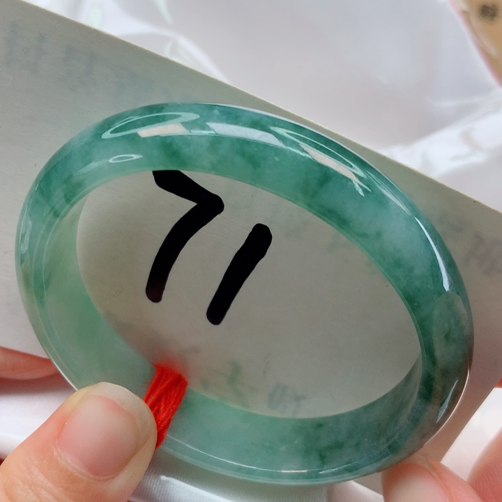 翡翠未镶嵌手镯（贵妃镯）飘绿