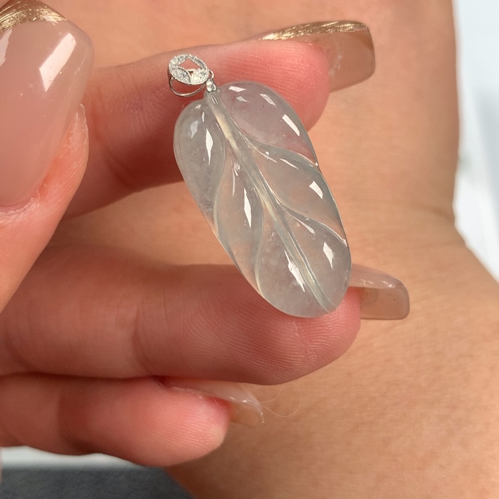 翡翠颈饰18K金镶嵌叶子色线