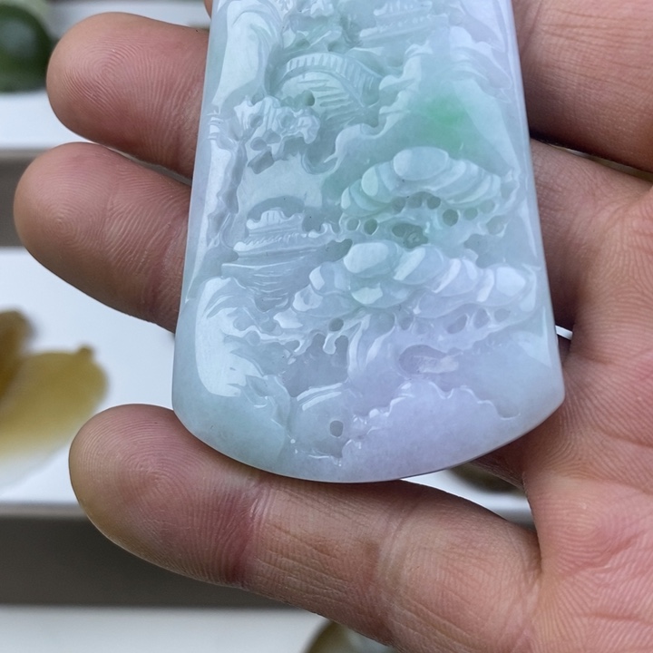 翡翠未镶嵌颈饰山水