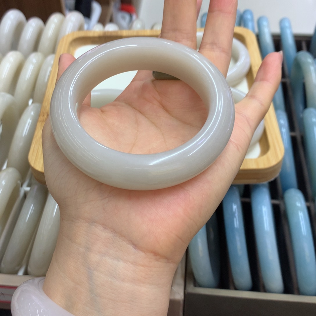 奶****石英质玉未镶嵌手镯