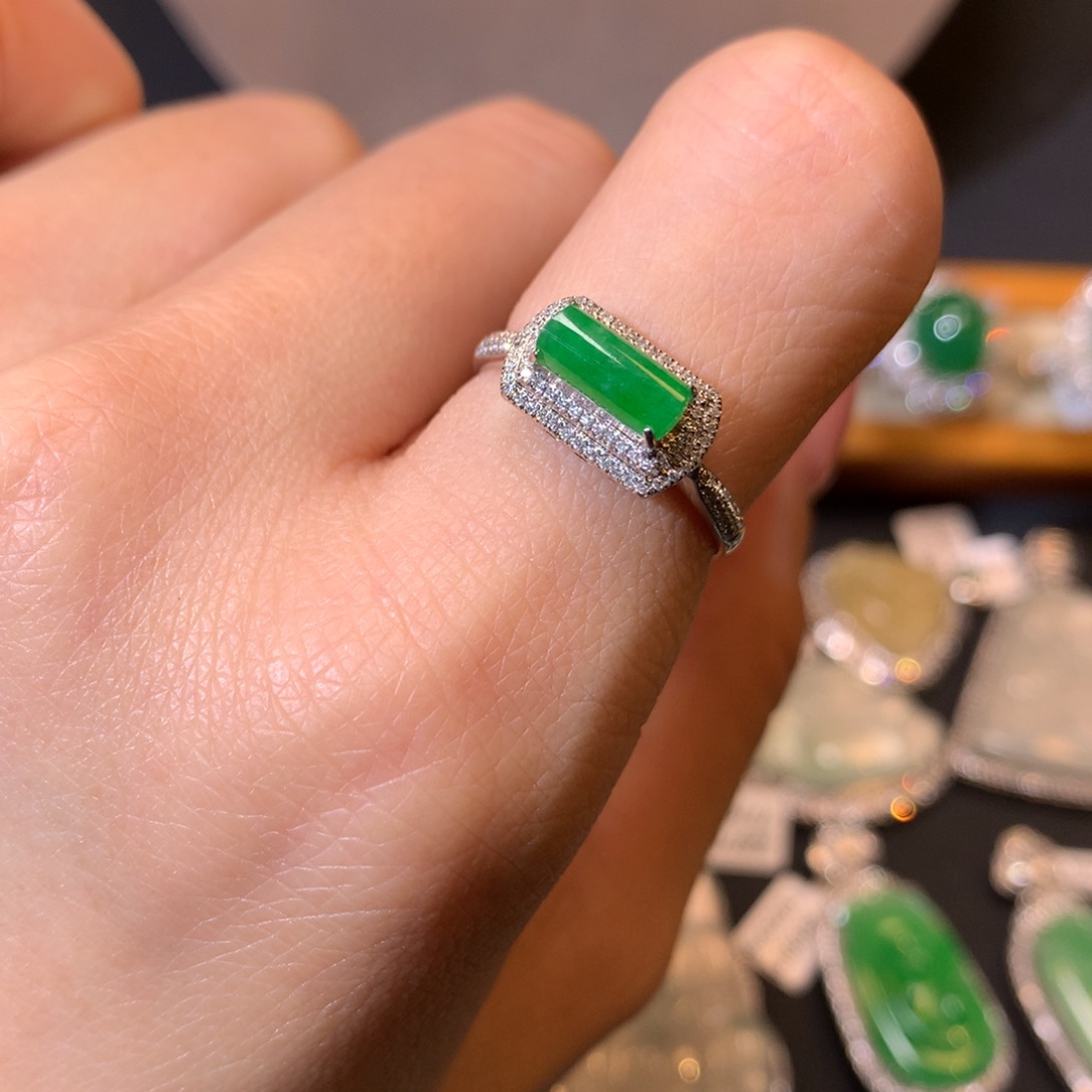 翡翠颈饰18K金镶嵌马鞍