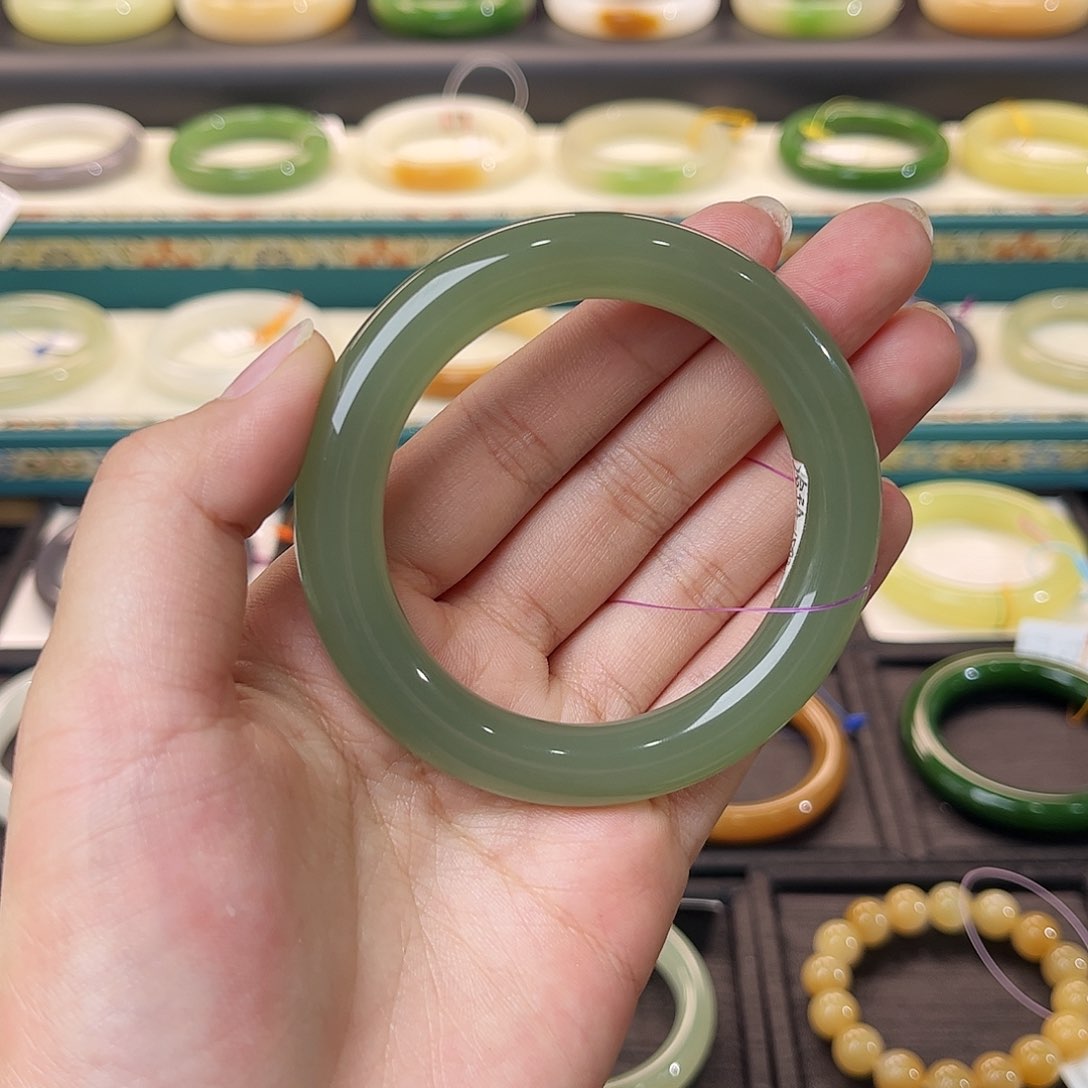 和田玉手镯未镶嵌胖圆冰湖绿