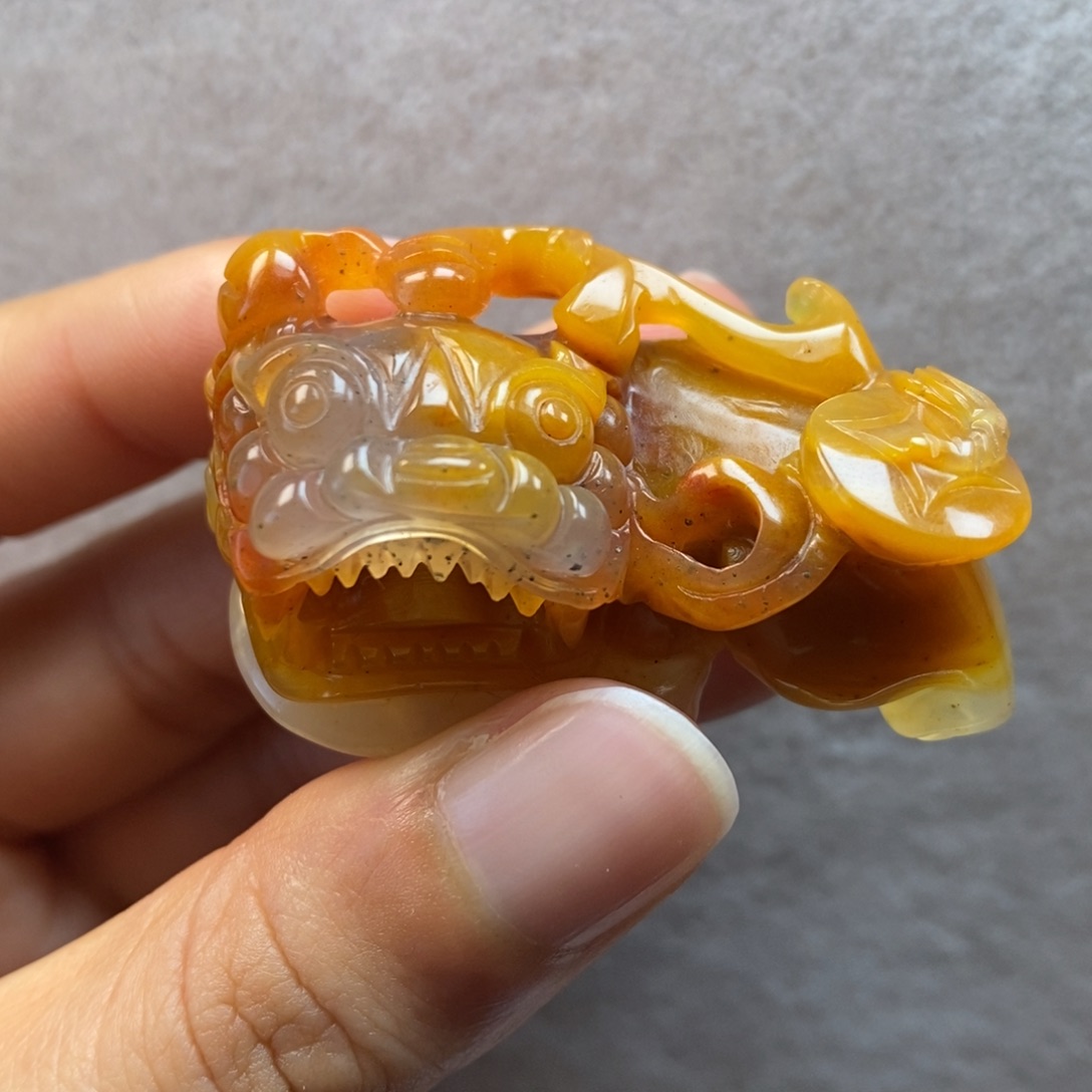 石英质玉（黄龙玉）未镶嵌颈饰