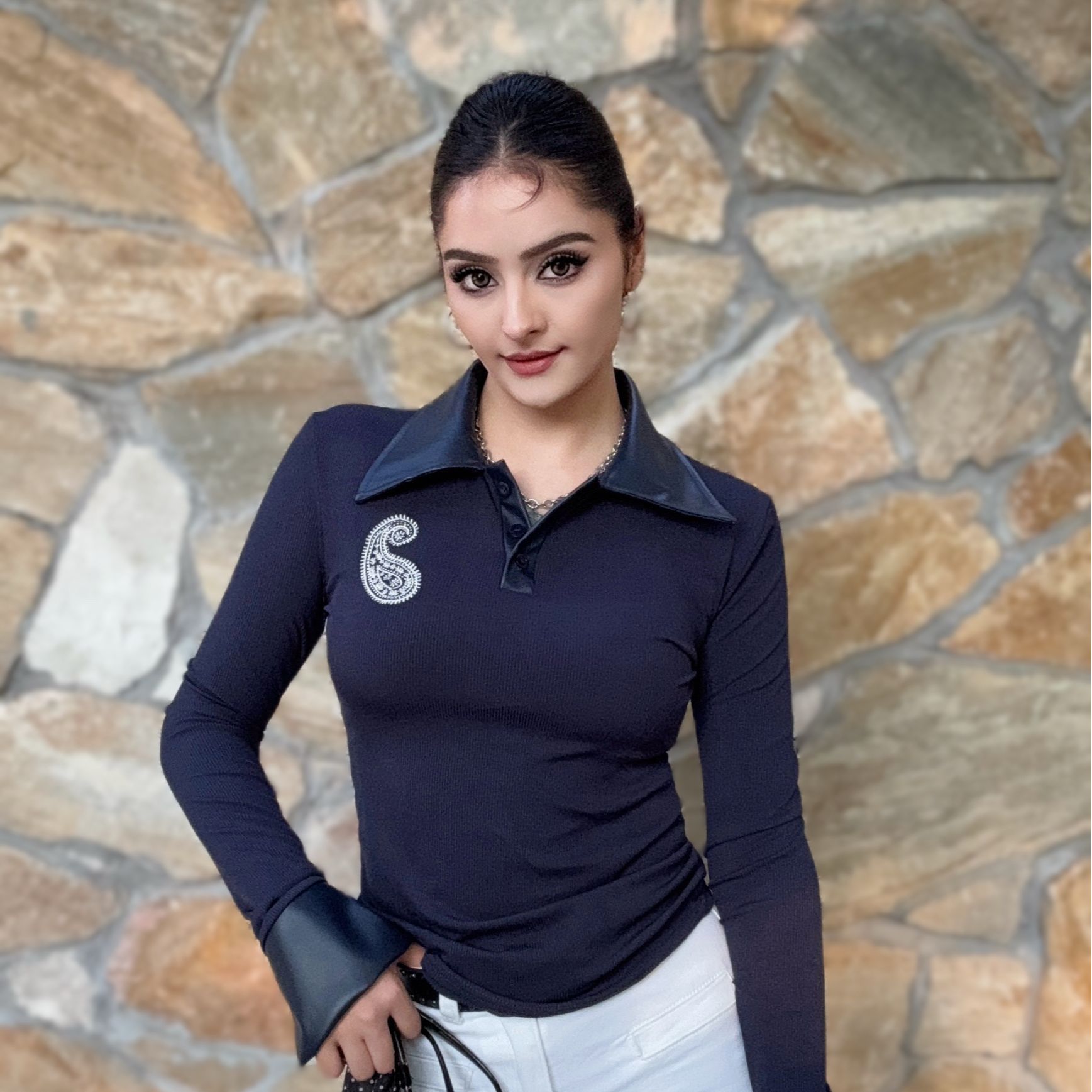 翻领拼接皮腰果花刺绣打底衫