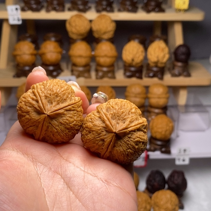 文玩核桃吊坠37虎王三棱Y08