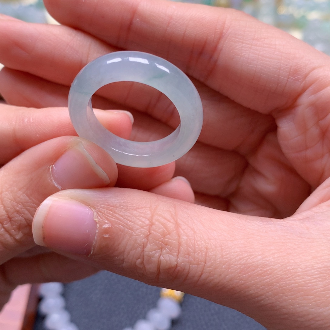 卍****翡翠未镶嵌颈饰是