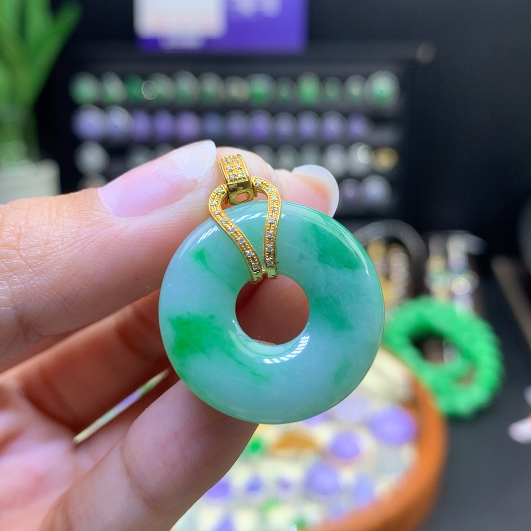 翡翠18K金镶嵌颈饰