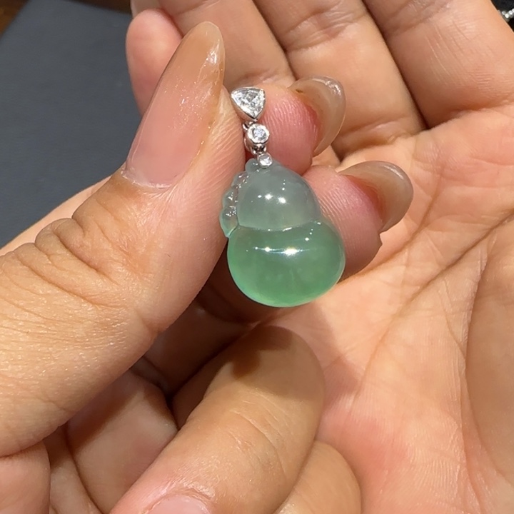 颈饰18K金镶嵌翡翠L葫芦