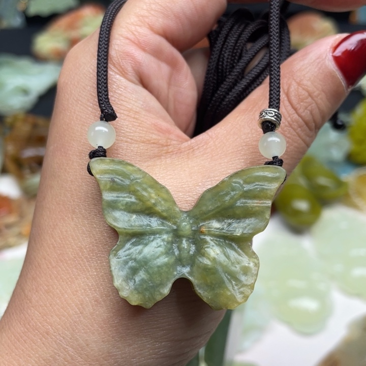 蛇纹石玉未镶嵌颈饰