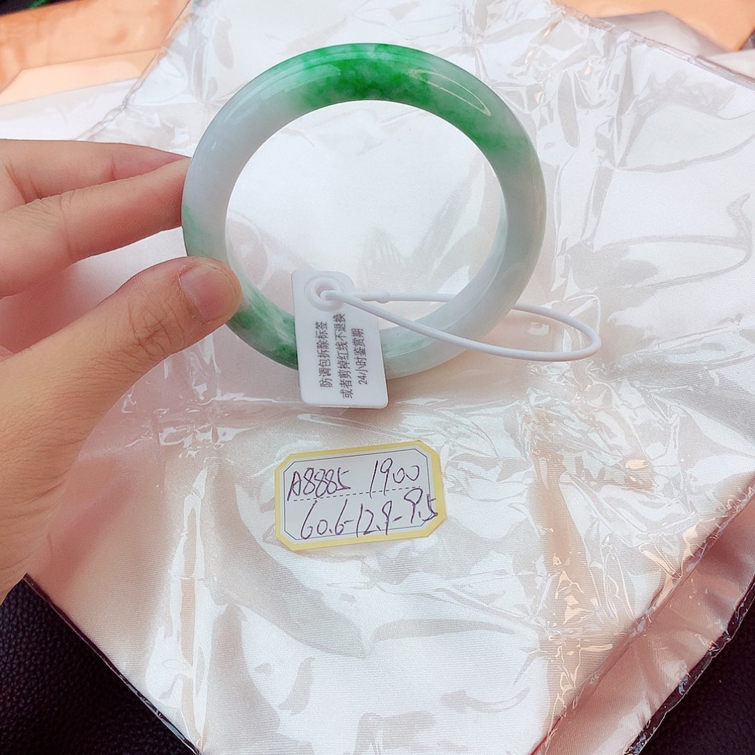 翡翠手镯未镶嵌翡翠