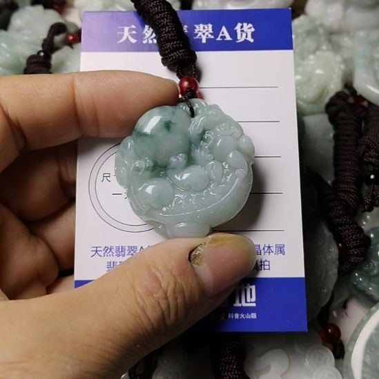 翡翠未镶嵌颈饰挂件