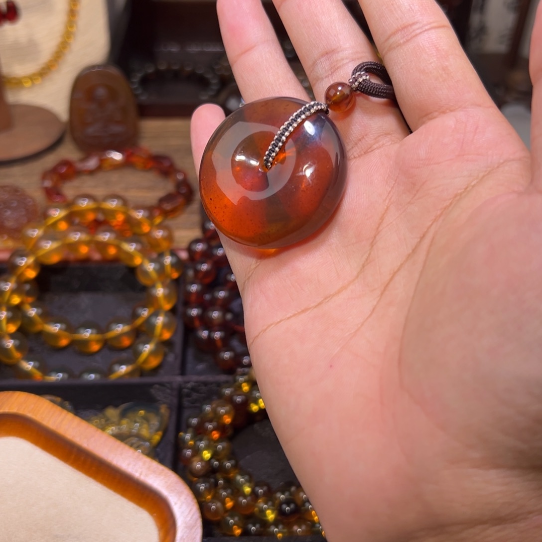 琥珀未镶嵌颈饰平安扣