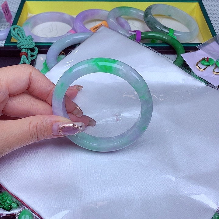 翡翠手镯未镶嵌翡翠