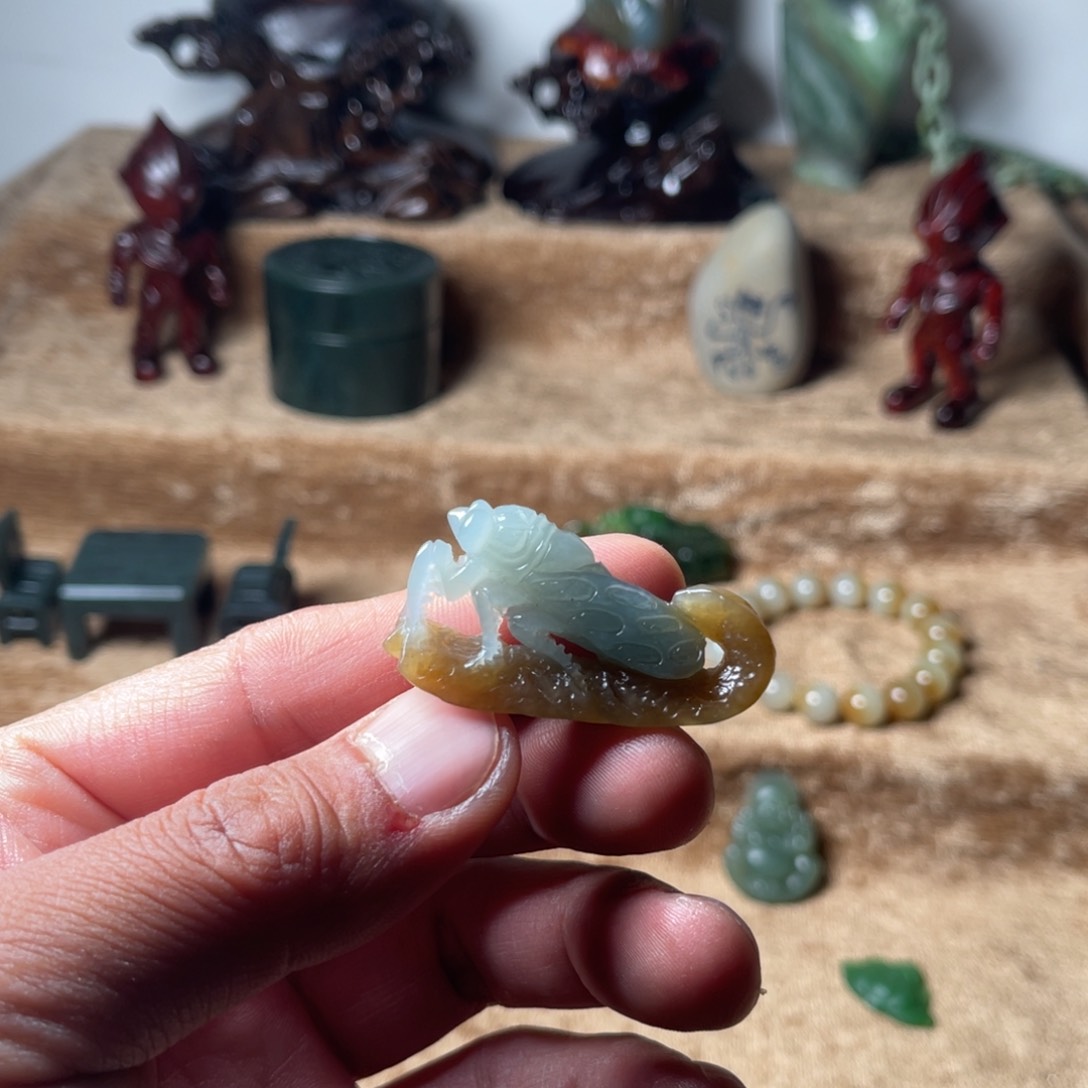 翡翠未镶嵌颈饰翡翠一鸣惊人俏色巧雕