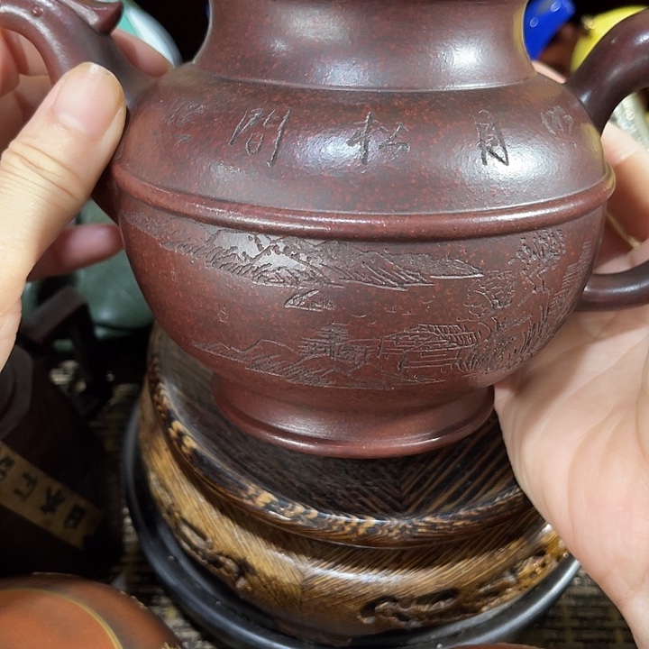 茶壶紫砂原矿泥料手工制作的一把紫砂壶。